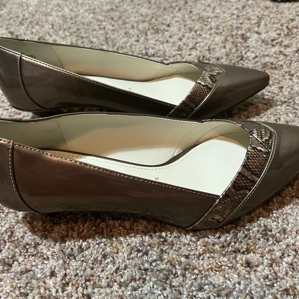 Anne Klein iflex AK7Maureen 7.5 M Gold Shiny Snake Skin Detail - Picture 8 of 12